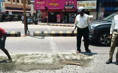 ಮಂಗಳೂರು: ರಸ್ತೆಯಲ್ಲಿ ಚೆಲ್ಲಿದ ಸಿಮೆಂಟ್ ಮಿಕ್ಸ್ ಕಾಂಕ್ರಿಟ್; ಚಾಲಕನ ಮೂಲಕವೇ ತೆರವುಗೊಳಿಸಿದ ಗೃಹರಕ್ಷಕ ದಳದ ಕಮಾಂಡರ್