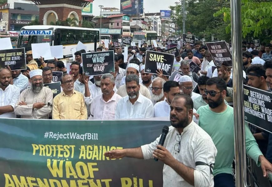 ಮಂಗಳೂರು ಕ್ಲಾಕ್ ಟವರ್‌ನಲ್ಲಿ ವಿದ್ಯಾರ್ಥಿಗಳ ಪ್ರತಿಭಟನೆ: ವಖ್ಫ್ ತಿದ್ದುಪಡಿ ಮಸೂದೆಗೆ ತೀವ್ರ ವಿರೋಧ