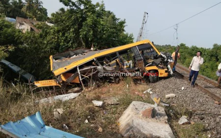 ಶಾಲಾ ವಾಹನಕ್ಕೆ ರೈಲು ಡಿಕ್ಕಿ: 3 ವಿದ್ಯಾರ್ಥಿಗಳು ಸಾವು, ಹಲವರಿಗೆ ಗಾಯ
