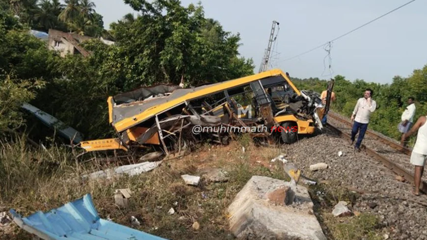 ಶಾಲಾ ವಾಹನಕ್ಕೆ ರೈಲು ಡಿಕ್ಕಿ: 3 ವಿದ್ಯಾರ್ಥಿಗಳು ಸಾವು, ಹಲವರಿಗೆ ಗಾಯ