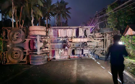 ಬೆಕ್ಕೆಸುಡ್ಲೂರಿನಲ್ಲಿ ತಡರಾತ್ರಿ ರಸ್ತೆ ಮಧ್ಯೆ ಲಾರಿ ಪಲ್ಟಿ: ಕುಟ್ಟ- ಪೊನ್ನಂಪೇಟೆ ಸಂಪರ್ಕ ಕಡಿತ