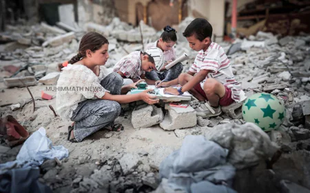ഗസ്സയിലെ അവശിഷ്ട‌ങ്ങൾക്കിടയിൽ നിന്നും കളിപ്പാട്ടമെന്ന് കരുതി ബോംബുകൾ കയ്യിലെടുത്ത് കുട്ടികൾ