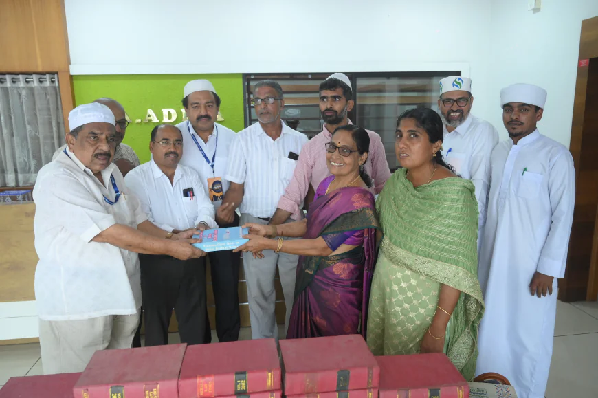 സഅദിയ്യ ലോ കോളേജിന് അഡ്വ. പ്രഭാകരൻ കെ.വി.യുടെ പുസ്തക ശേഖരം സമ്മാനിച്ചു