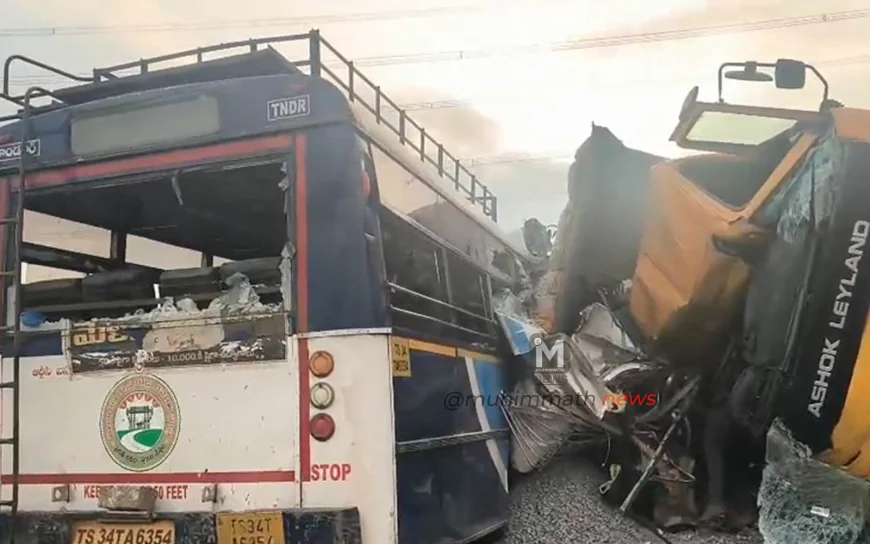 ತೆಲಂಗಾಣದಲ್ಲಿ ಭೀಕರ ಅಪಘಾತ : ಸರ್ಕಾರಿ ಬಸ್ ಮೇಲೆ ಟಿಪ್ಪರ್ ಮುಗುಚಿ 16 ಮಂದಿ ಸ್ಥಳದಲ್ಲೇ ಸಾವು.!