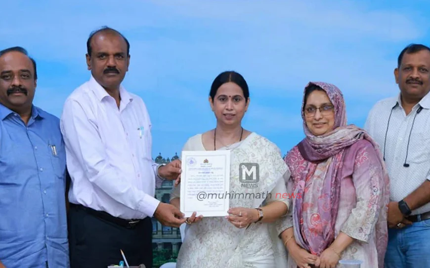 'ಗೃಹಲಕ್ಷ್ಮೀ ಸಂಘ' ನೋಂದಣಿ: 'ಸಚಿವೆ ಲಕ್ಷ್ಮೀ ಹೆಬ್ಬಾಳ್ಕರ್'ಗೆ ಪ್ರಮಾಣಪತ್ರ ಹಸ್ತಾಂತರ