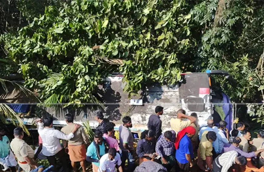 കാസറഗോഡ് തീര്‍ത്ഥാടകരുടെ ബസ് താഴ്‌ചയിലേക്ക് മറിഞ്ഞ് ഒരാൾ മരിച്ചു 