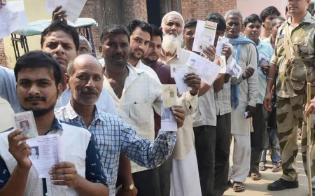 വോട്ടിംഗ് കേന്ദ്രങ്ങളിൽ താരപദവിക്ക് പ്രത്യേക സീറ്റ് വേണ്ട
