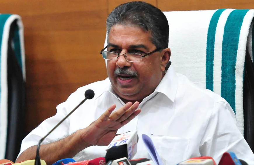 കേന്ദ്രസര്‍ക്കാര്‍ ആരെയാണ് ഭയപ്പെടുന്നത്; സിനിമകള്‍ക്ക് അനുമതി നിഷേധിച്ചതിൽ പ്രതികരണവുമായി മന്ത്രി സജി ചെറിയാന്‍