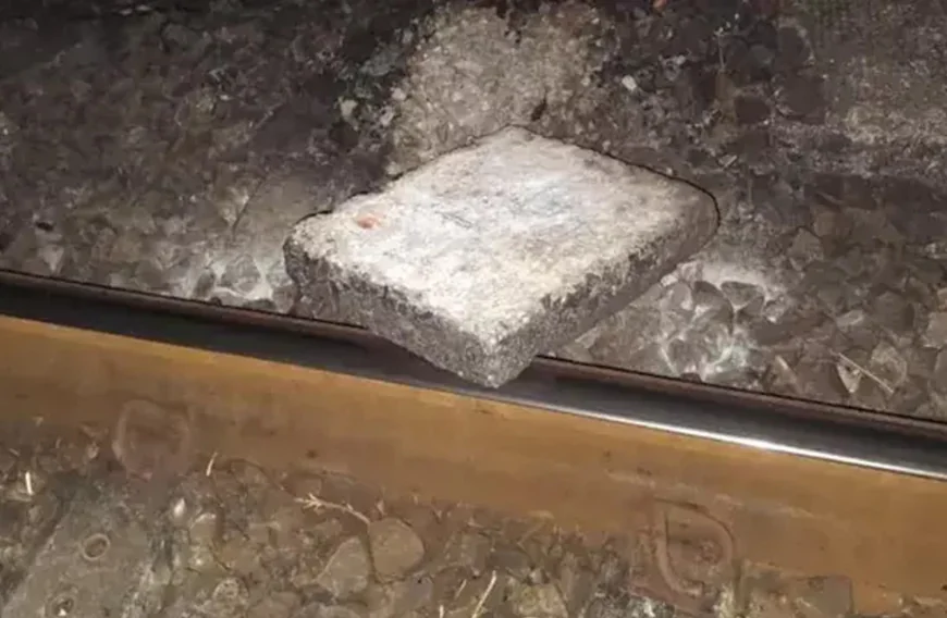 റെയിൽവെ ട്രാക്കിലെ കോൺക്രീറ്റ് സ്ലാബ്; സുരക്ഷ ശക്തമാക്കി അധികൃതർ