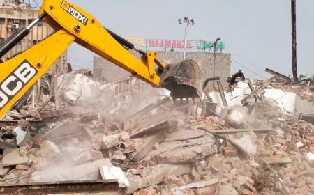 ഡൽഹിയിൽ ബുൾഡോസർ രാജ്; മസ്ജിദിന് സമീപമുള്ള കെട്ടിടം പൊളിച്ചു