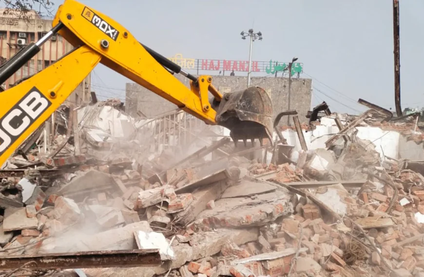 ഡൽഹിയിൽ ബുൾഡോസർ രാജ്; മസ്ജിദിന് സമീപമുള്ള കെട്ടിടം പൊളിച്ചു
