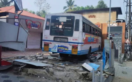 ഓട്ടത്തിനിടെ ഡ്രൈവർ ഹൃദയാഘാതം മൂലം മരിച്ചു; കെ.എസ്.ആർ.ടി.സി ബസ് നിയന്ത്രണം വിട്ടു