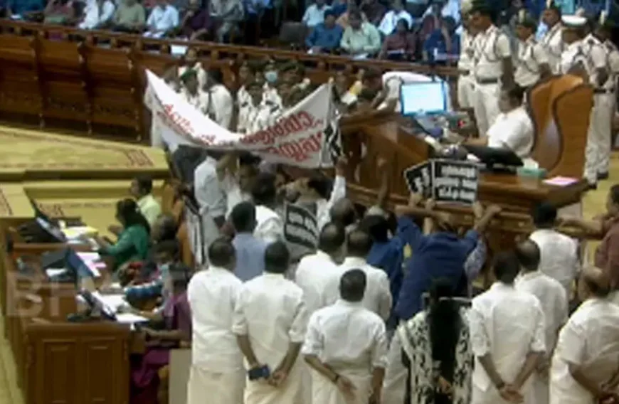 നിയമസഭ പ്രക്ഷുബ്ധം: പ്ലക്കാർഡുകളും ബാനറുകളുമായി പ്രതിപക്ഷ പ്രതിഷേധം 