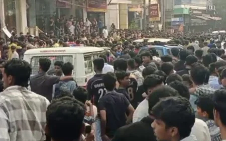 ഒരു രൂപാ നോട്ടുമായെത്തിയാൽ ഷൂ ഓഫർ; സംഘർഷത്തിന് പിന്നാലെ ലാത്തിവീശി പോലീസ്