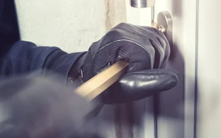 പെരുന്നാളിനു ബന്ധുവീട്ടിൽ പോയ സമയത്ത് വൻ കവർച്ച; വീടു കുത്തിത്തുറന്ന് 50 പവൻ സ്വർണ്ണം കവർന്നു