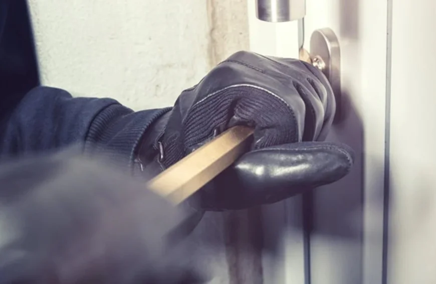 പെരുന്നാളിനു ബന്ധുവീട്ടിൽ പോയ സമയത്ത് വൻ കവർച്ച; വീടു കുത്തിത്തുറന്ന് 50 പവൻ സ്വർണ്ണം കവർന്നു