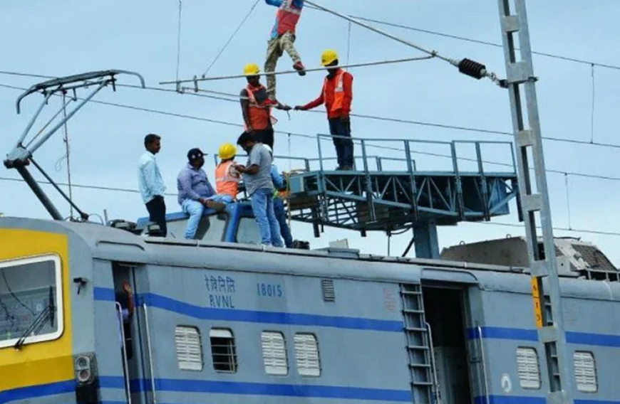 ട്രെയിനിന് മുകളിൽ കയറി സെൽഫിക്ക് ശ്രമിച്ച പതിനേഴുകാരന് ഷോക്കേറ്റു