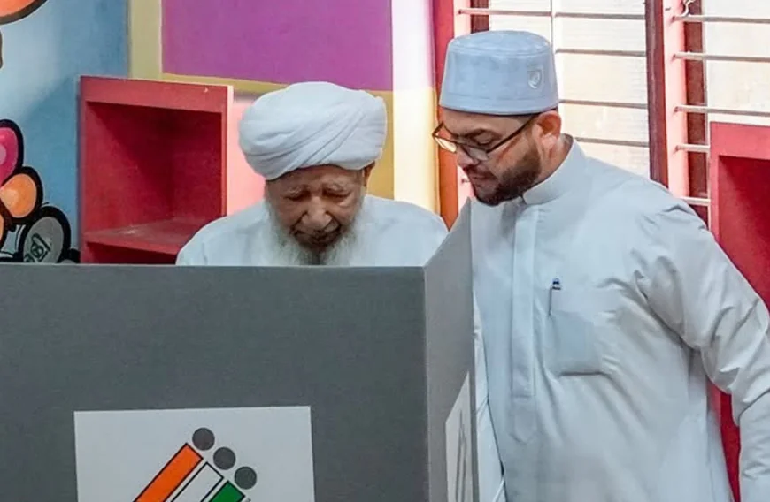 കാന്തപുരം ഗവ. എൽപി സ്കൂളിൽ വോട്ട് രേഖപ്പെടുത്തി ഇന്ത്യൻ ഗ്രാൻഡ് മുഫ്‌തി 