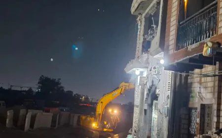 ഡൽഹി ഷാലിമാർ ബാഗിൽ അർധരാത്രി ബുൾഡോസർ രാജ്; മദീന മസ്ജിദിന്റെ ഒരു ഭാഗം പൊളിച്ചുനീക്കി