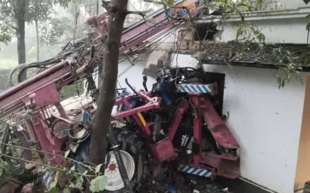 കാസർകോട് കുഴൽക്കിണർ ഡ്രില്ലിംഗ് യന്ത്രം മറിഞ്ഞ് അപകടം: രണ്ട് തൊഴിലാളികൾക്ക്‌ ദാരുണാന്ത്യം